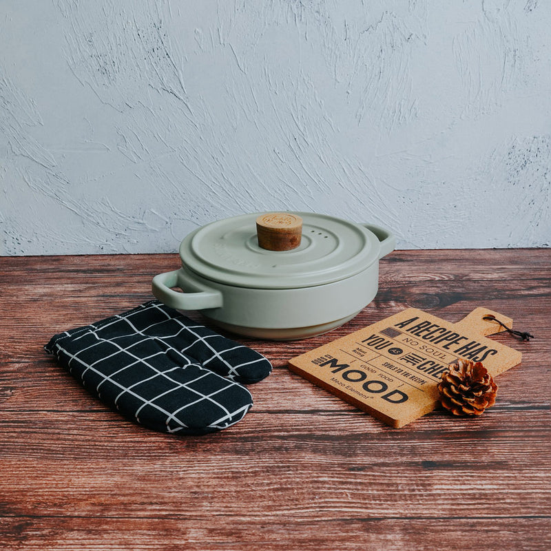 Table Matters - Vintage 1.35L Ceramic Cook Pot (Pastel Green)